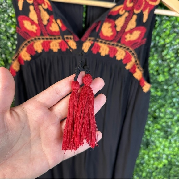 Black shift dress with embroidery nwt - Picture 3 of 9